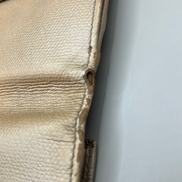 Gorgeous Vintage Chanel wallet light pink/ cream color with silver chain - Picture 11 of 16